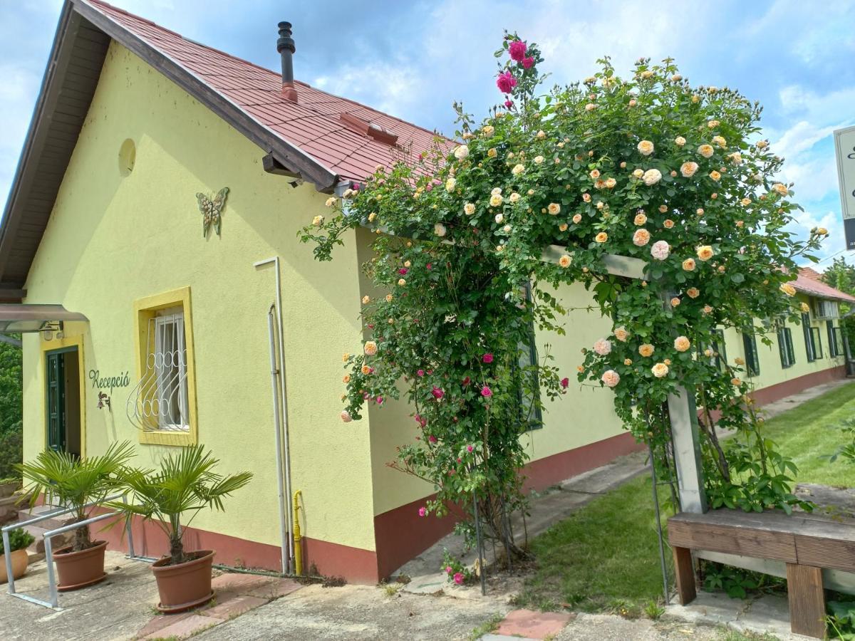 Bed and Breakfast Arnyas Park Apartmanhaz à Balatonalmádi Extérieur photo
